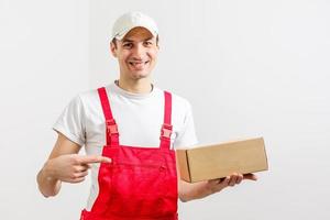 portret van gelukkig arbeider lossen dozen van een levering busje en op zoek Bij camera foto