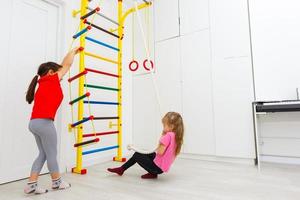 twee schattig weinig meisjes spelen rol spel in kinderopvang foto