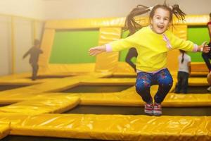 weinig glimlachen meisje in kleuterschool foto