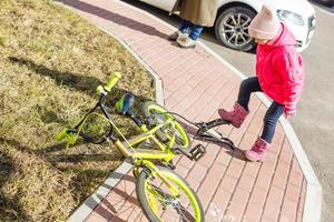 opblazen een band van haar fiets, detailopname schot foto