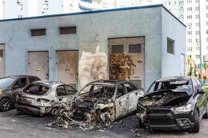 lichaam van de verbrand auto in de straat foto