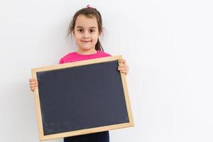 weinig meisje Holding een bord foto