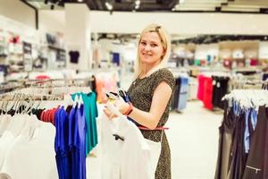 mooi vrouw boodschappen doen modieus kleren foto