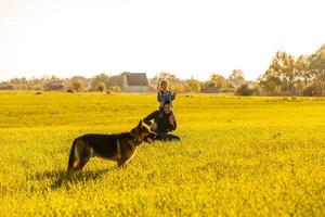 vader en kleuter wandelen met hond foto