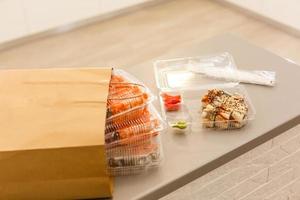 sushi rollen reeks Aan houten tafel. Japan voedsel levering. foto