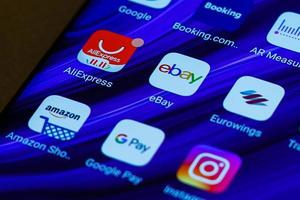 ebay, amazone, AliExpress en alibaba apps icoon Aan de scherm smartphone. detailopname mobiel toepassingen voor winkelen, e-commerce. kiev, Oekraïne - november 10, 2019 foto