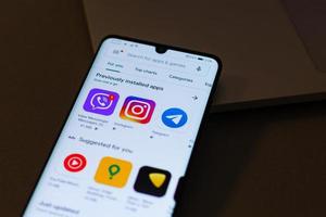 de apps van sociaal media netwerken viber, telegram en instagram zijn weergegeven Aan smartphone huawei p30 pro kiev, Oekraïne - januari 03, 2020 foto