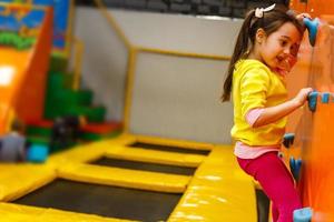 kinderen spelen Aan een opblaasbaar trampoline foto