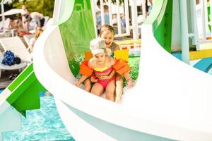 twee weinig kinderen spelen in de zwemmen zwembad foto