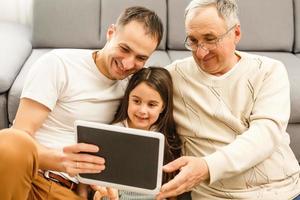 familie, generatie, technologie en mensen concept - glimlachen familie met tablet pc computers Bij huis foto