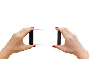 hand- jong vrouw Holding mobiel smartphone met blanco scherm geïsoleerd Aan wit achtergrond met knipsel pad foto
