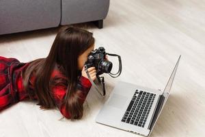 weinig meisje met papa op zoek Bij afbeeldingen Aan computer foto