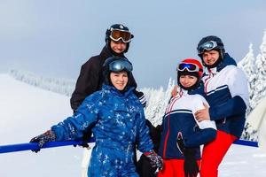 groep van vrienden met ski Aan winter vakantie - skiërs hebben pret Aan de sneeuw foto