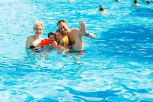 gelukkig familie in de zwembad, hebben pret in de water, moeder met kinderen genieten van aqua park, strand toevlucht, zomer vakantie, vakantie concept foto