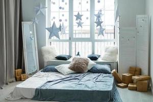wit en grijs meester slaapkamer met groot ramen en dubbele bed foto