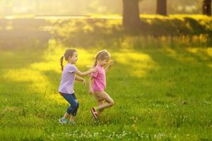 zomer plezier. weinig meisjes Speel in de veld- foto