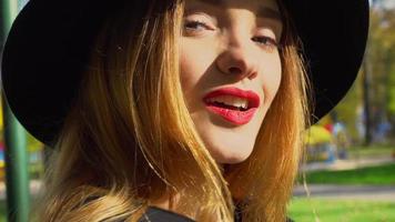 mooi Kaukasisch jong vrouw met rood lippen foto