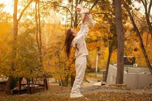 mooi jong mam met baby in herfst foto