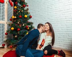 jong gelukkig familie viert Kerstmis foto