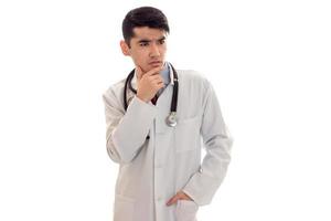 echt mannetje dokter met stethoscoop in uniform geïsoleerd Aan wit achtergrond foto