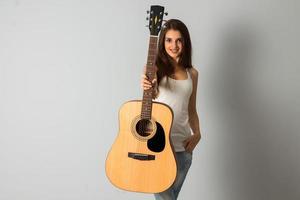 vrolijk vrouw met gitaar in handen foto
