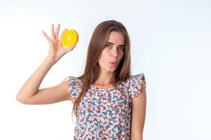 meisje met oranje plakjes in handen foto