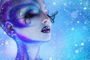 sneeuwen foto van schoonheid vrouw met Gesloten ogen en creatief lichaam kunst