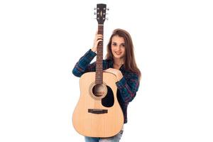 jong sensueel brunette meisje met gitaar foto