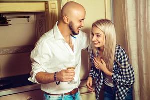 Mens flirten met een charmant blond geamuseerd haar Bij een partij foto