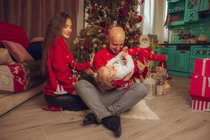 portret van vrolijk familie met dochter vieren nieuw jaar en Kerstmis samen Bij huis foto