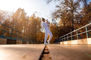 mooi jong mam met baby in herfst foto