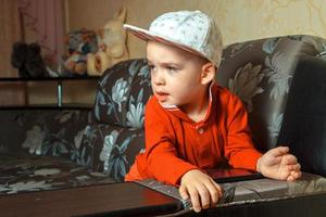 schattig jong jongen in rood pak foto