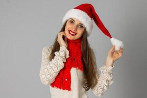 meisje in de kerstman hoed en rood sjaal foto