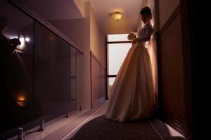 portret van jong bruid in bruiloft jurk foto