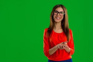 vrouw in bril op zoek Aan camera en glimlachen foto