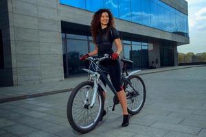 schattig jong brunette Aan fiets glimlachen foto