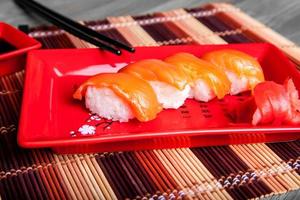 sushi met Zalm Aan rood bord foto