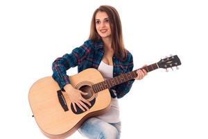 schattig brunette vrouw met gitaar foto