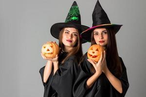 twee vrolijk meisjes in halloween stijl kleren foto