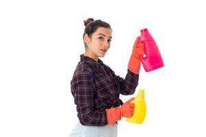 jong hulp in de huishouding vrouw met reinigingsmiddelen foto
