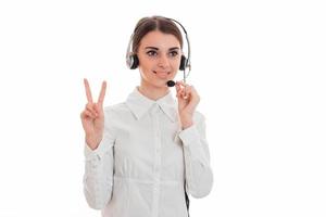 horizontaal portret van jong vrolijk telefoontje kantoor arbeider meisje met hoofdtelefoons en microfoon geïsoleerd Aan wit achtergrond foto