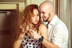 flirten paar met martini Bij huis partij foto