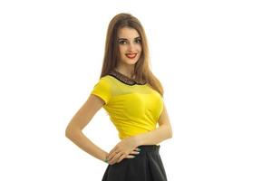 jong meisje in een geel blouse looks Bij de camera en glimlachen foto