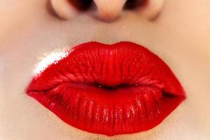 macro foto van vrouw lippen. zoenen met rood lippenstift Aan lippen