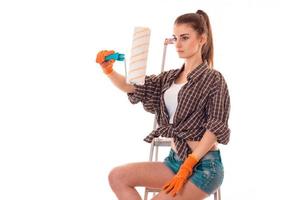 portret van jong aantrekkelijk brunette bouwer meisje maakt vernieuwing geïsoleerd Aan wit achtergrond foto