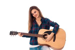 lief brunette meisje spelen gitaar foto