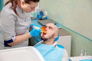 bang vent in de tandheelkundig kantoor behandelt tanden foto