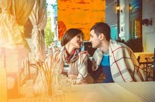 paar flirten Bij de datum in een restaurant foto