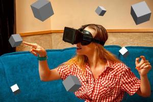 vrouw in virtueel realiteit bril en 3d kubussen foto