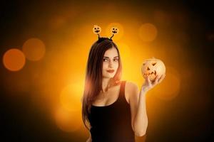 aantrekkelijk meisje in halloween stijl kleren foto